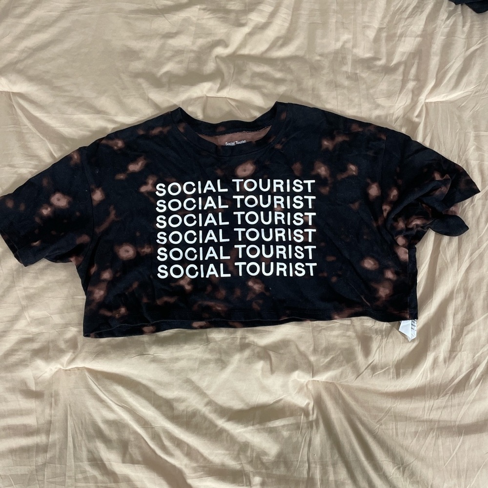 Social Tourist Cropped Shirt